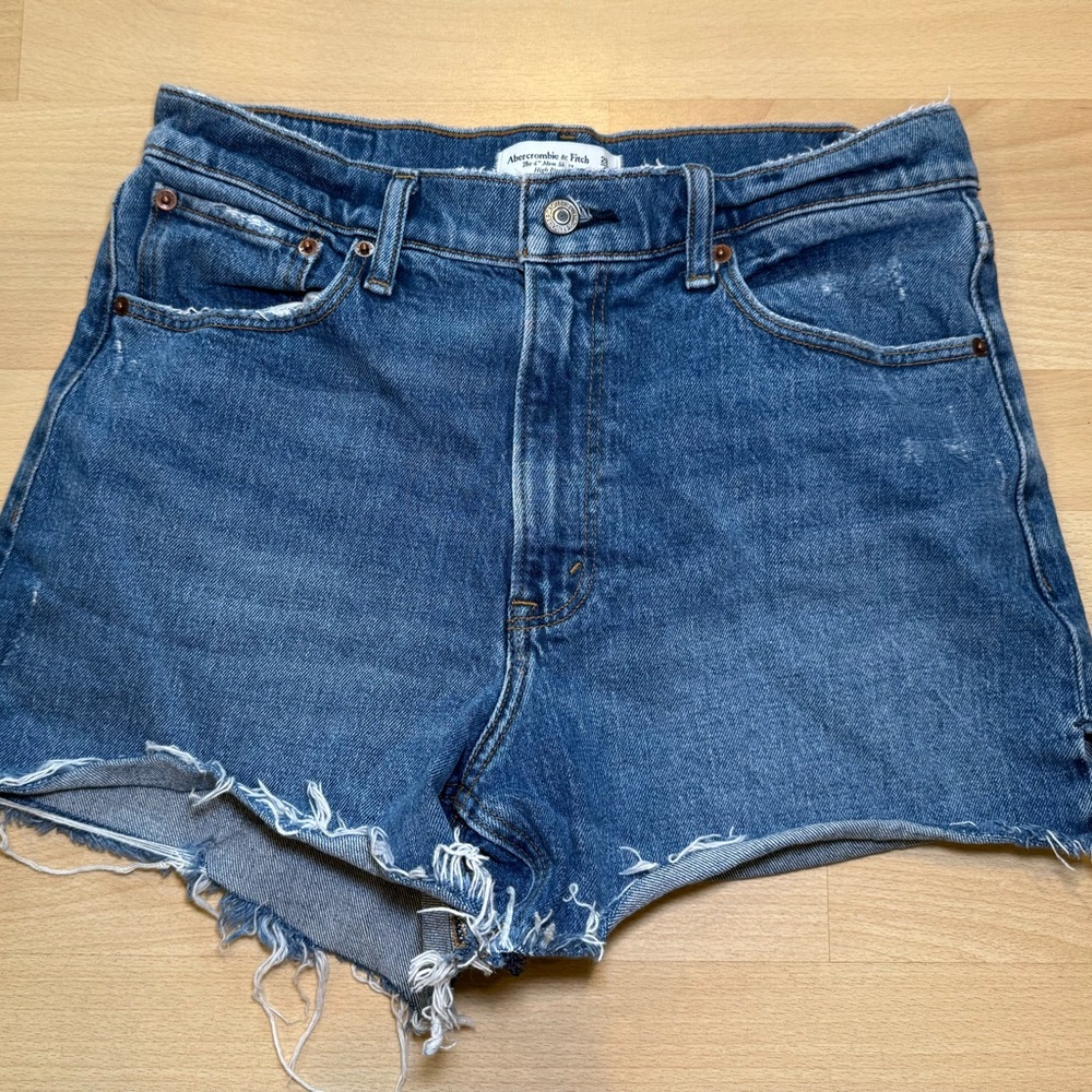 Abercrombie & Fitch 4” Mom Short High Rise Jean Shorts Distressed Size 28/6